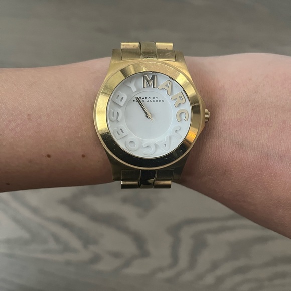 Marc by Marc Jacobs gold watch. Battery needs to be changed. - Picture 4 of 5